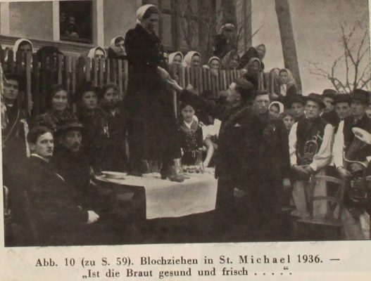 Braut in traditioneller dunkler Tracht