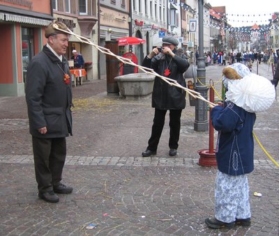 Mit der Streckschere wurde allerlei Schabernack getrieben
