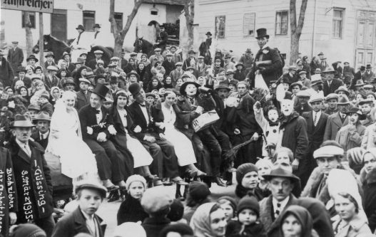 Der Bräutigam ist als Rastelbinder verkleidet.