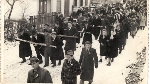 Burschen ziehen das Bloch