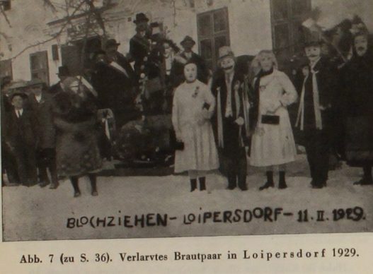 Das Brautpaar ist verkleidet