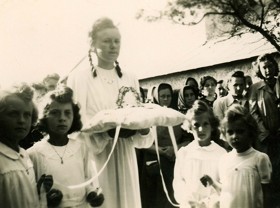 Weiße Braut beim Begräbnis eines unverheirateten Burschen